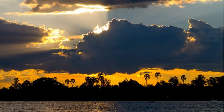 Sonnenuntergang am Zambezi River oberhalb der Victoria Falls